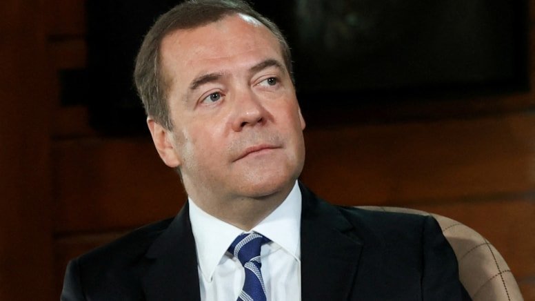 Medvedev etiraf etdi: "Hərbçilərə ödənişlərdə problemlər var"