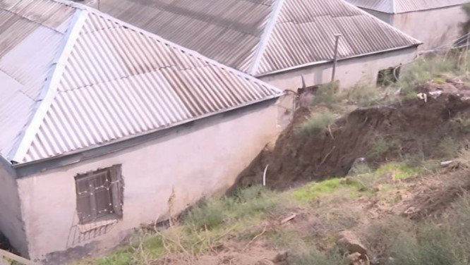 Bakıda daha bir torpaq sürüşməsi: Evlər təhlükədə - VİDEO