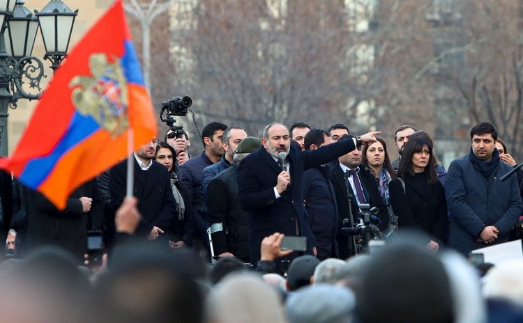 İflasa uğrayan “islahatlar” – Paşinyan ən yaxınlarını qurban verir