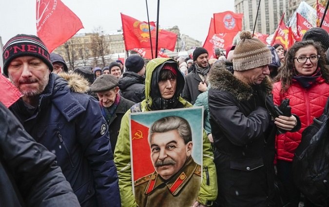 “Möhkəm əl” axtarışı: doğrudanmı ruslar "əli qanlı" Stalinə pərəstiş edirlər? - FOTOLAR