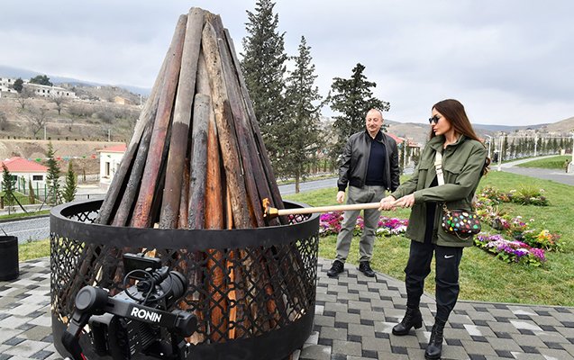 Prezidentlə xanımı sakinlərlə birlikdə Novruz tonqalı yandırdılar