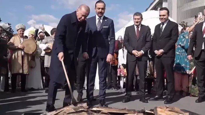 Türkiyədə bir ilk: Ərdoğan Novruz tonqalını alovlandırdı, üstündən atladı – VİDEO